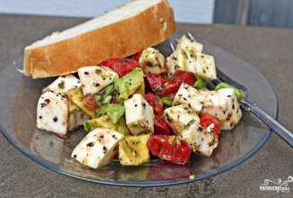 Салат с авокадо и моцареллой