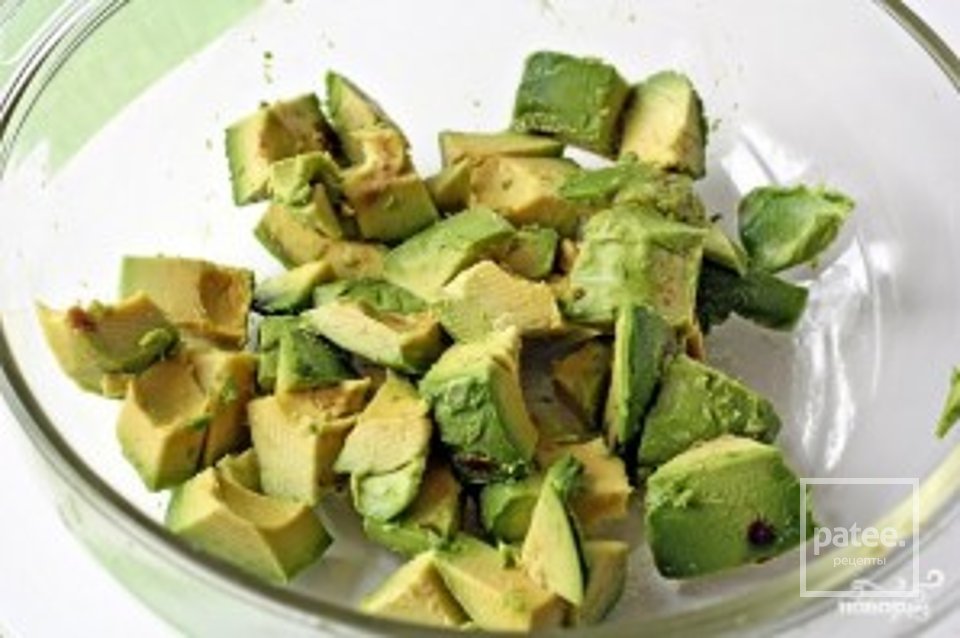 Салат с авокадо и моцареллой - Шаг 2