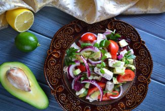 Салат с авокадо и курицей