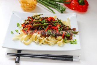 Паста с фаршем и овощами