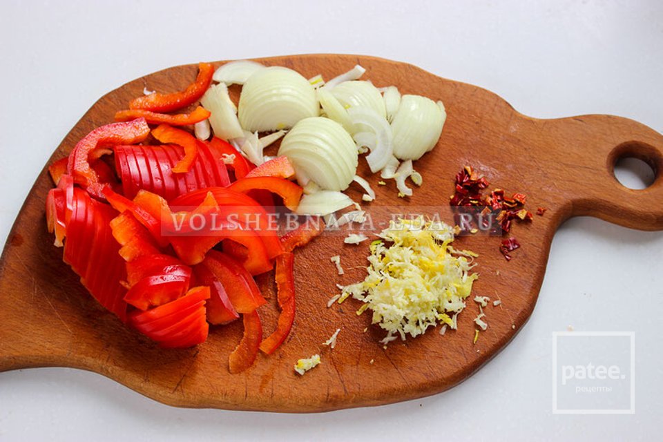 Паста с фаршем и овощами - Шаг 1