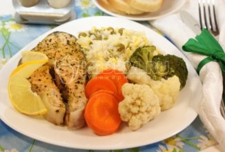 Рыба на пару с рисом и овощами, просто, быстро, полезно и очень вкусно!