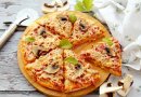 Пицца с колбасой грибами и сыром 🍕