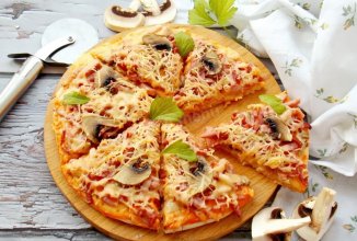 Пицца с колбасой грибами и сыром 🍕