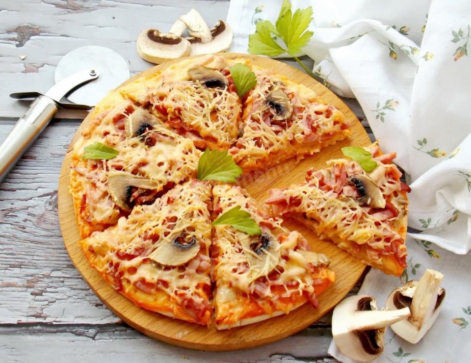 Пицца с колбасой грибами и сыром 🍕