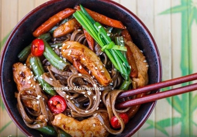 Гречневая лапша с овощами и индейкой 🍜