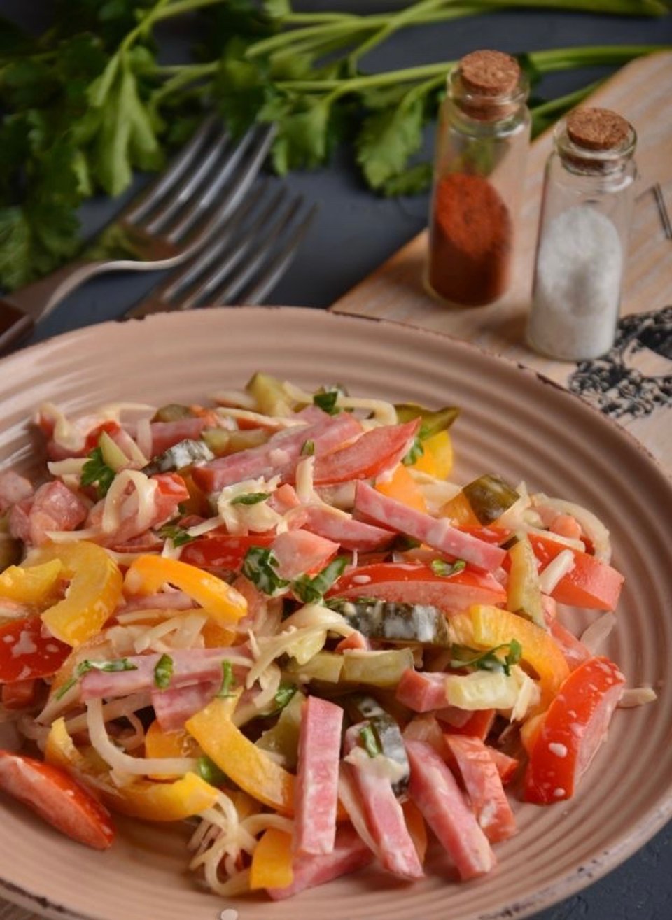 Салат с болгарским перцем и колбасой. Салат с болгарским перцем и копченой колбасой. Салат с перцем болгарским и копченой колбасой. Салат с копчёной колбасой и помидорами. Салат с крабовыми палочками и колбасой копченой.