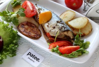 Скумбрия, запечённая в фольге с помидором и чесноком