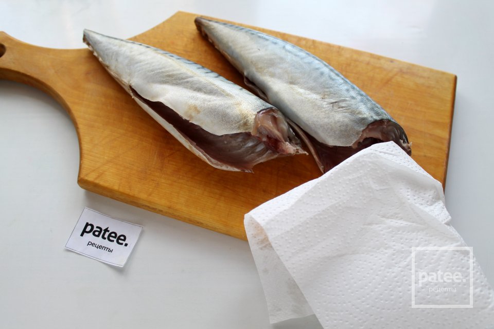 Скумбрия, запечённая в фольге с помидором и чесноком - Шаг 2