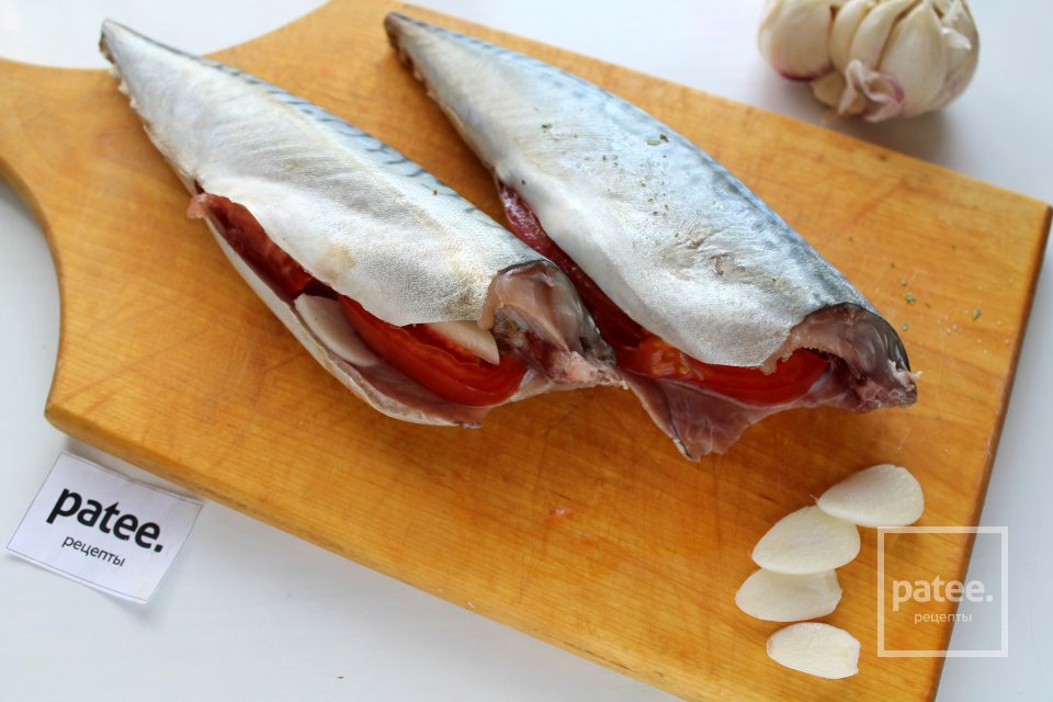 Скумбрия, запечённая в фольге с помидором и чесноком - Шаг 5