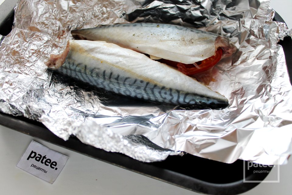 Скумбрия, запечённая в фольге с помидором и чесноком - Шаг 7