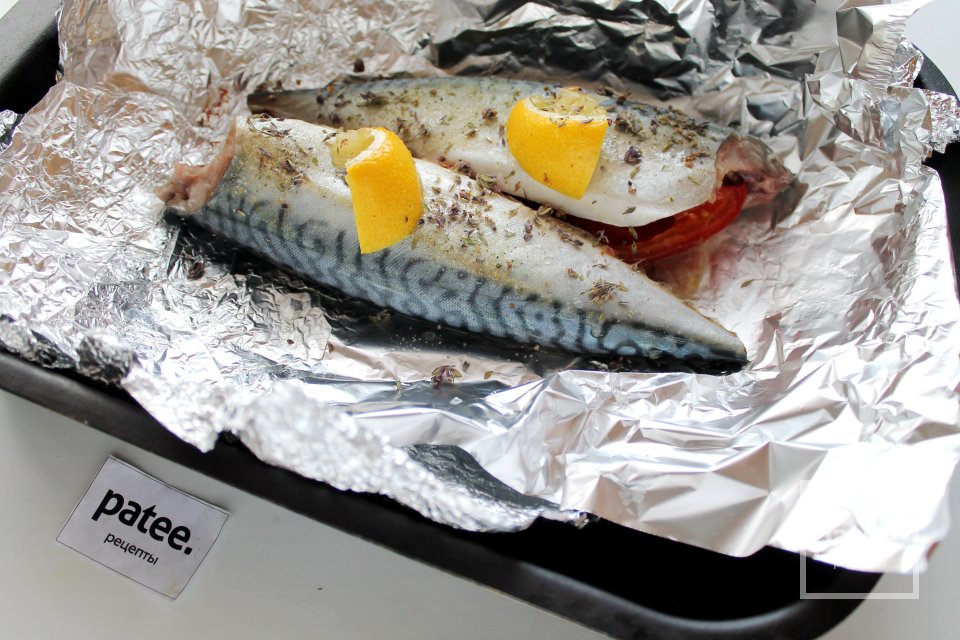 Скумбрия, запечённая в фольге с помидором и чесноком - Шаг 8