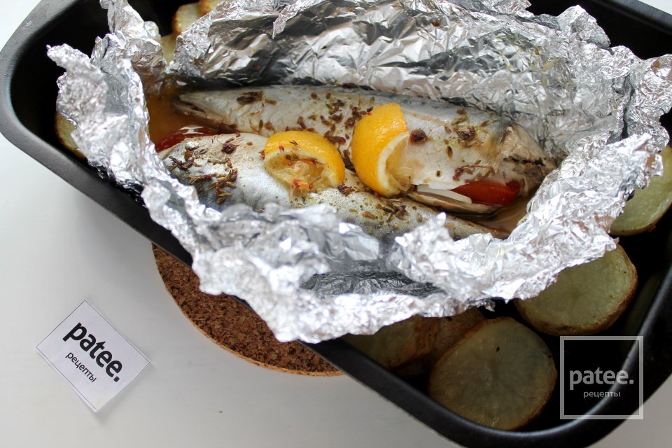 Скумбрия, запечённая в фольге с помидором и чесноком - Шаг 10