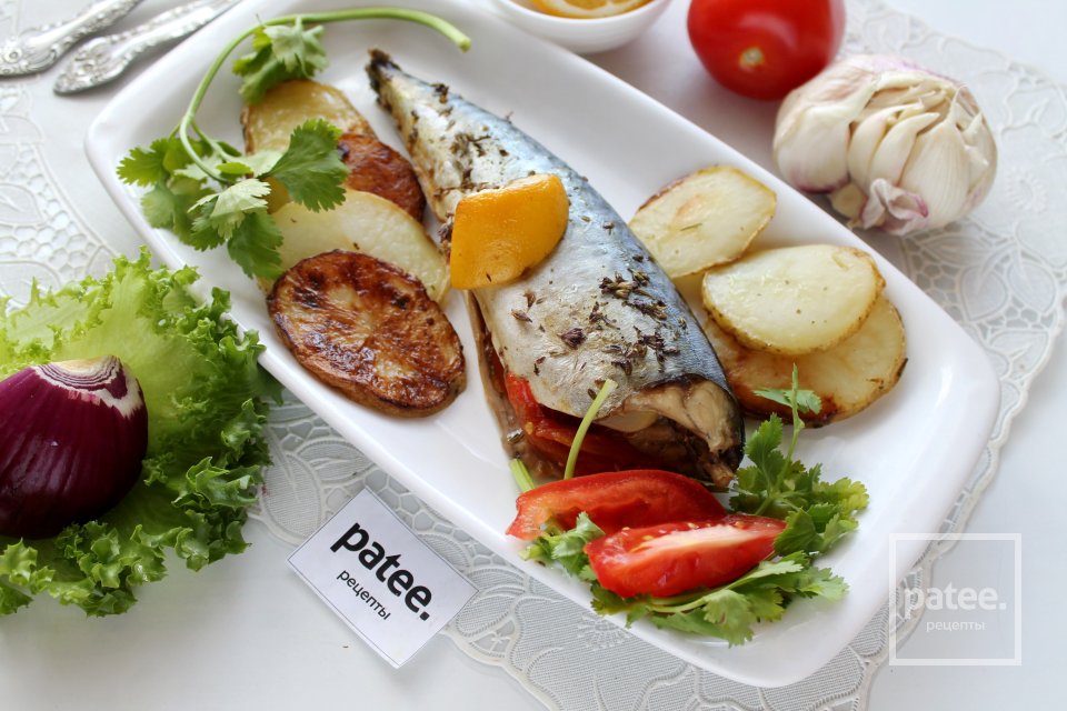 Скумбрия, запечённая в фольге с помидором и чесноком - Шаг 11