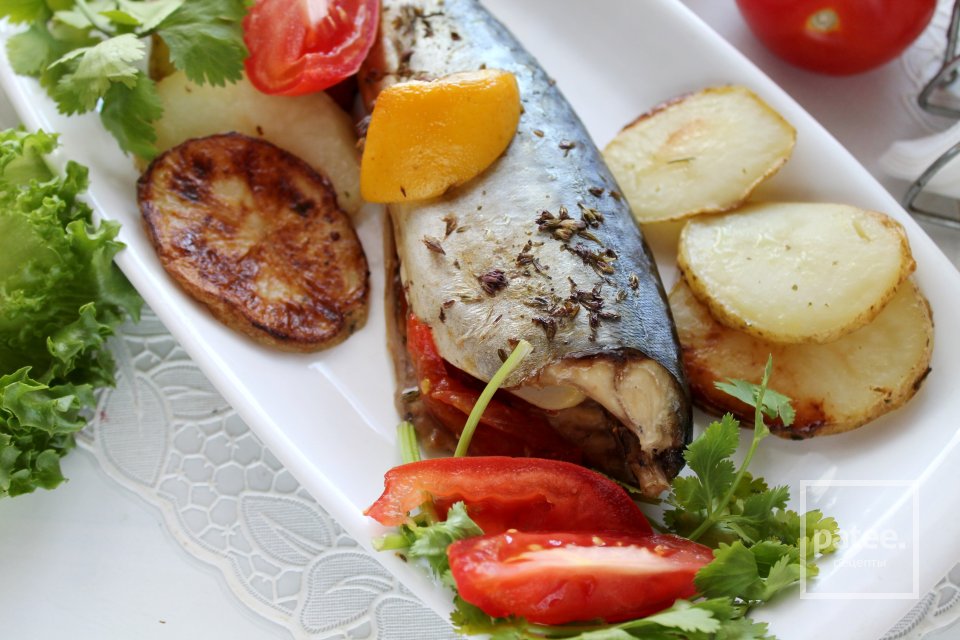 Скумбрия, запечённая в фольге с помидором и чесноком - Шаг 12