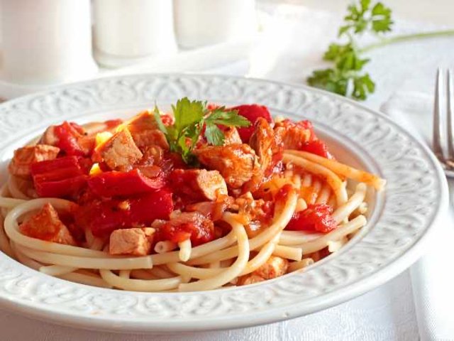 Спагетти с курицей в томатном соусе 🍝