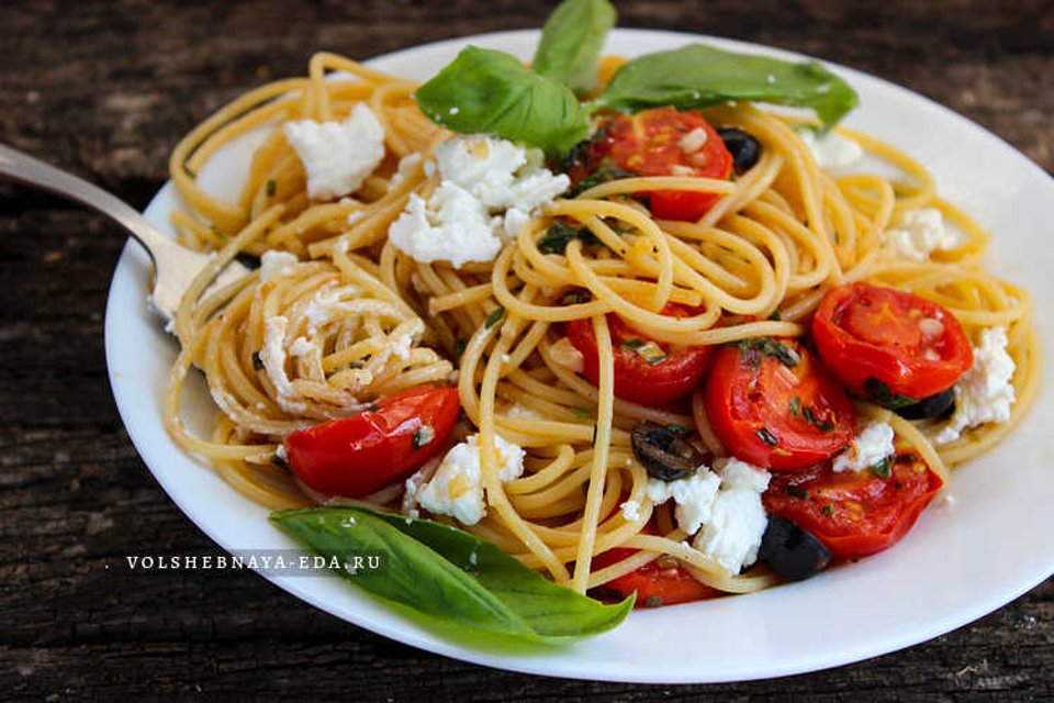 Спагетти с помидорами, маслинами и фетой 🍝