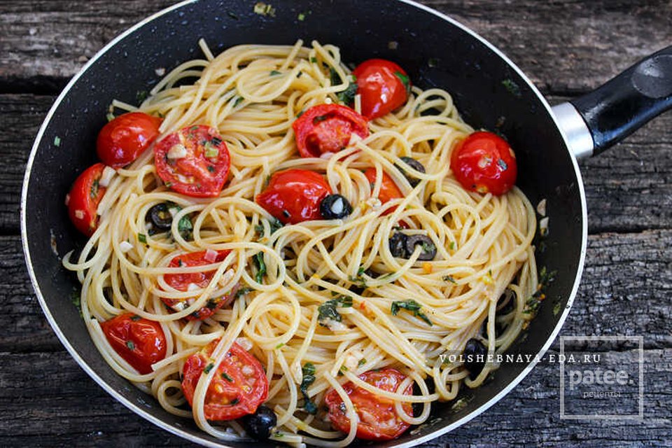 Спагетти с помидорами, маслинами и фетой 🍝 - Шаг 6