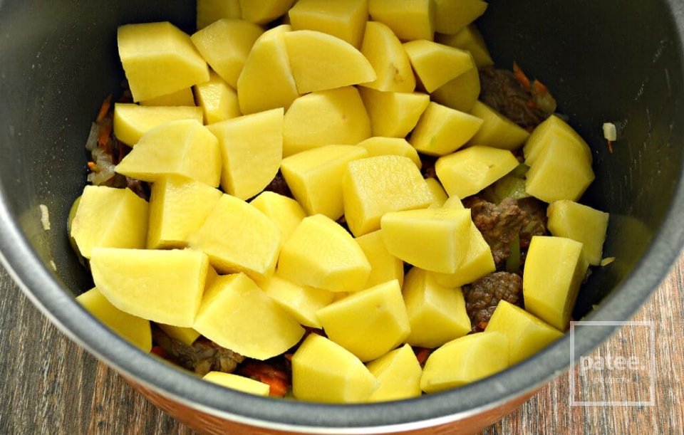 Картофель тушёный в мультиварке с овощами и говядиной 👍🏼 - Шаг 5