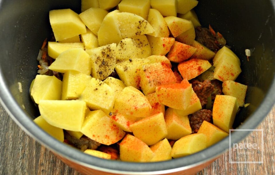 Картофель тушёный в мультиварке с овощами и говядиной 👍🏼 - Шаг 6