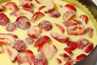 Пирог со свежей клубникой и сметанной заливкой 🍮