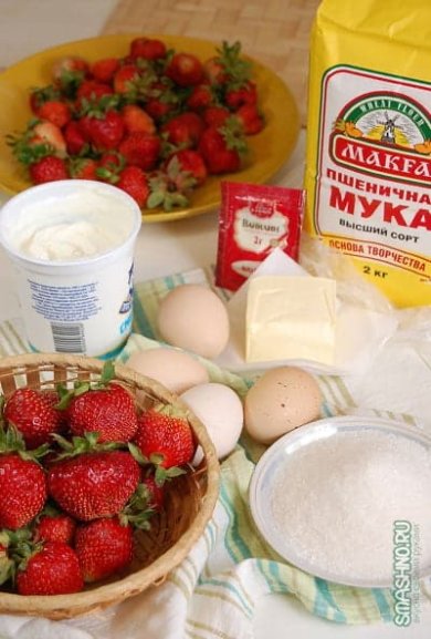 Пирог со свежей клубникой и сметанной заливкой 🍮 - Шаг 1