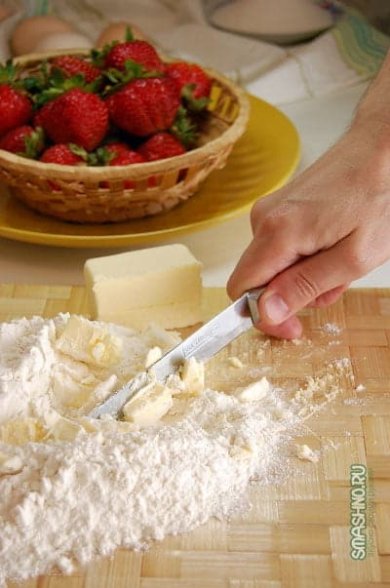 Пирог со свежей клубникой и сметанной заливкой 🍮 - Шаг 4