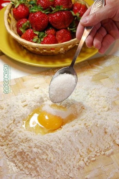 Пирог со свежей клубникой и сметанной заливкой 🍮 - Шаг 5