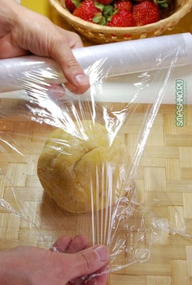 Пирог со свежей клубникой и сметанной заливкой 🍮 - Шаг 7