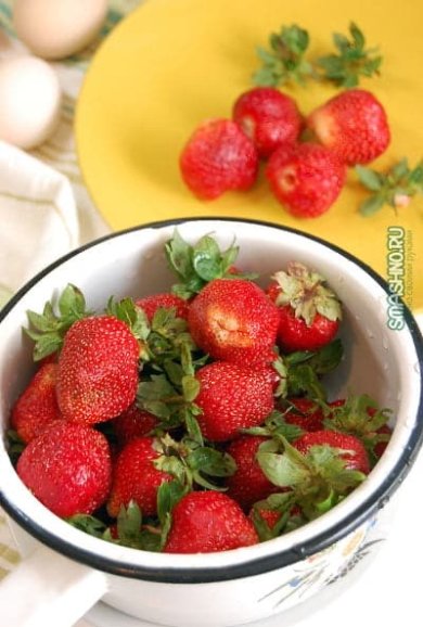 Пирог со свежей клубникой и сметанной заливкой 🍮 - Шаг 8