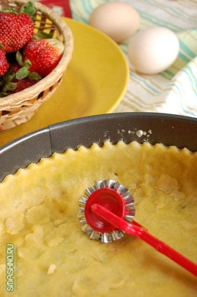 Пирог со свежей клубникой и сметанной заливкой 🍮 - Шаг 11