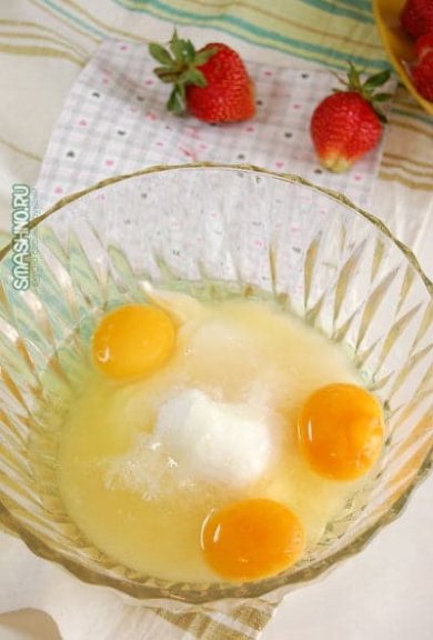 Пирог со свежей клубникой и сметанной заливкой 🍮 - Шаг 14