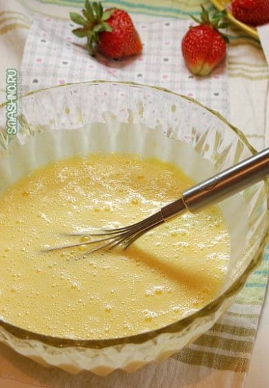 Пирог со свежей клубникой и сметанной заливкой 🍮 - Шаг 15