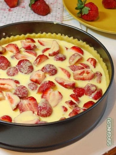 Пирог со свежей клубникой и сметанной заливкой 🍮 - Шаг 17