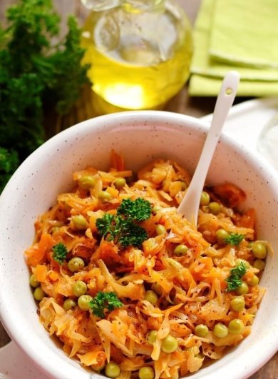 Тушеная капуста с зеленым горошком 🥬 - Шаг 7