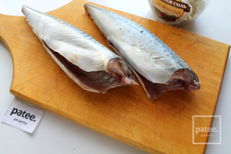 Скумбрия, запечённая в фольге с помидором и чесноком - Шаг 3