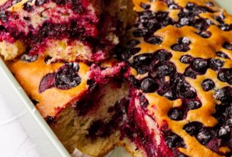 Бездрожжевой пирог с черной смородиной