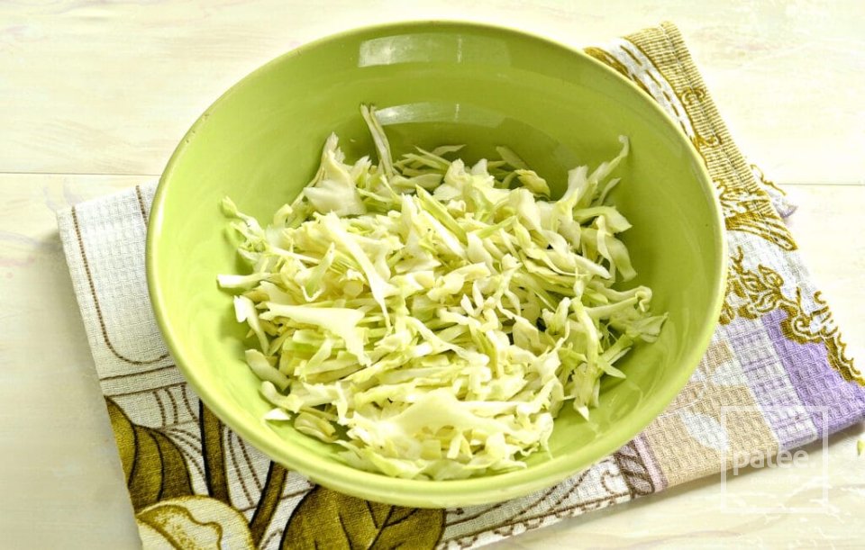 Салат с капустой, крабовыми палочками и грушей 🥗 - Шаг 2