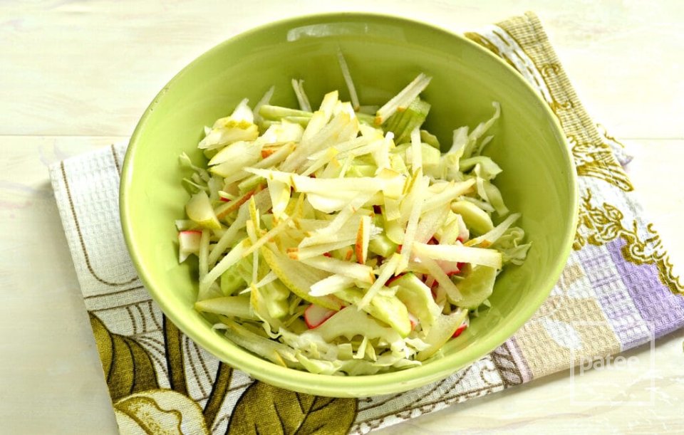 Салат с капустой, крабовыми палочками и грушей 🥗 - Шаг 5