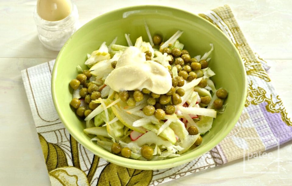 Салат с капустой, крабовыми палочками и грушей 🥗 - Шаг 7