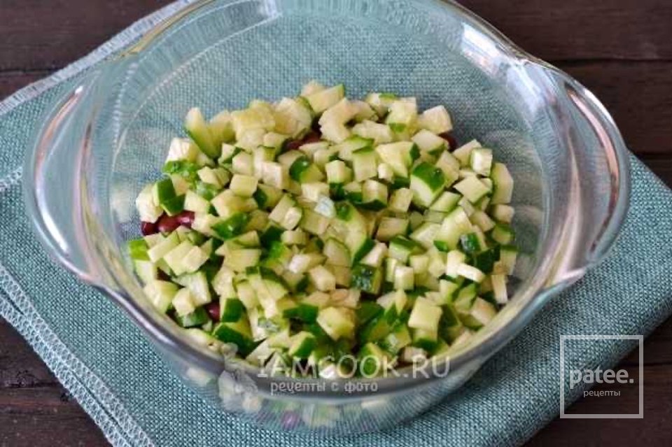 Салат с кириешками, фасолью и кукурузой 🥗 - Шаг 3