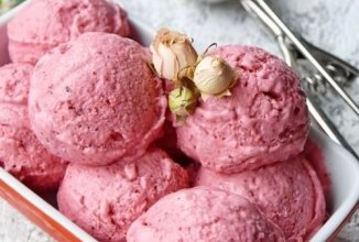 Клубничное мороженое с розовым сиропом 🍧