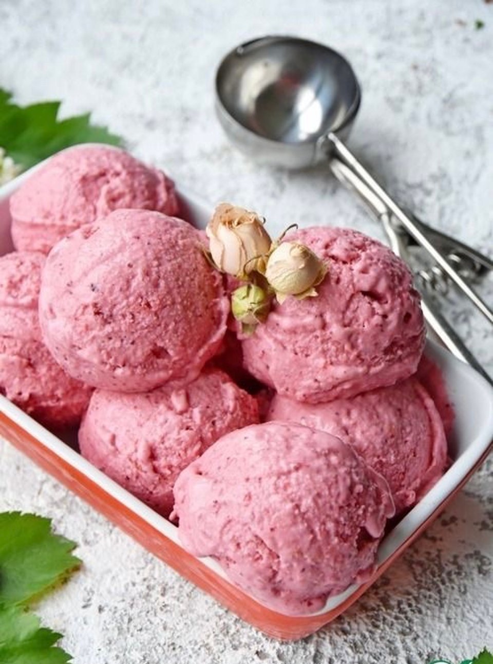 Клубничное мороженое с розовым сиропом 🍧