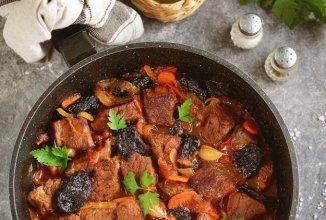 Тушеная говядина с черносливом в пиве 🥩