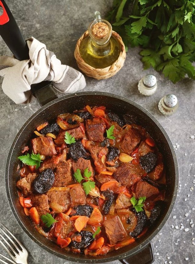 Тушеная говядина с черносливом в пиве 🥩