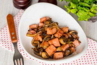 Жареные шампиньоны с колбасой 🍄