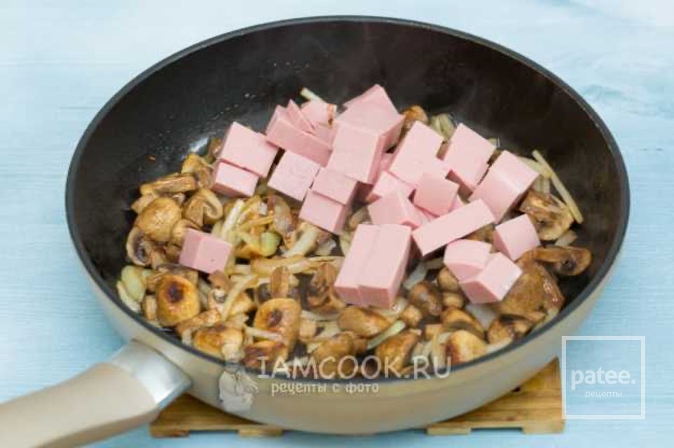 Жареные шампиньоны с колбасой 🍄 - Шаг 4