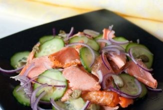 Салат из лосося и огурца с медовой заправкой 🥗