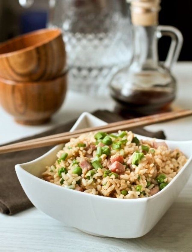 Жареный рис с ветчиной и горошком по-китайски 🍚