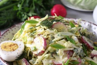 Салат с редиской, капустой и яйцом 🥗